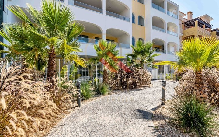 T2 novo em Lagos, com acabamentos de luxo e piscina no rooftop — ideal para viver ou investir.