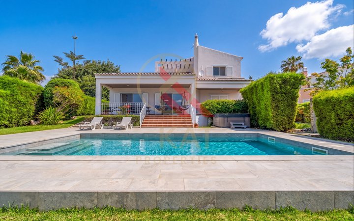 Moradia V4 com Piscina e Ginásio à venda em Portimão