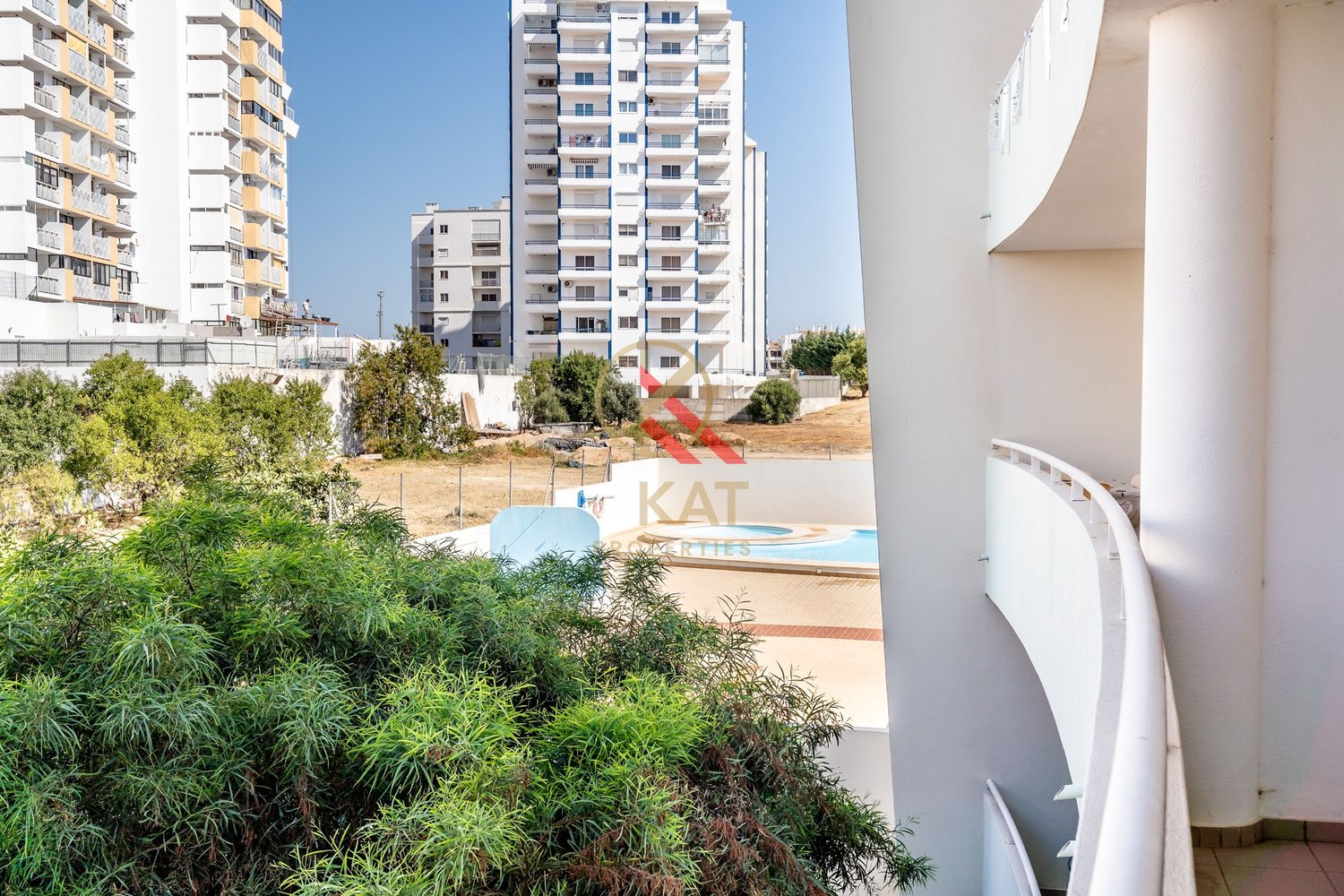  Apartamento T1 c/ Piscina, Garagem e Churrasqueira, próximo da praia 