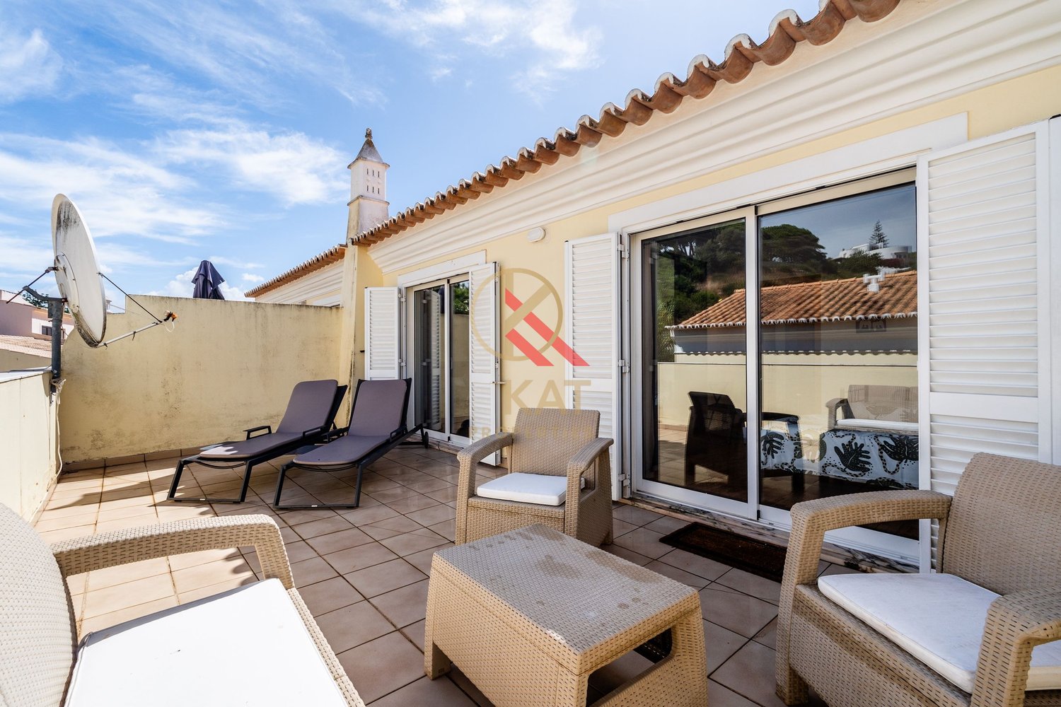 Apartamento T1+2 com Piscina e Terraços no Centro de Carvoeiro, a Poucos Passos da Praia