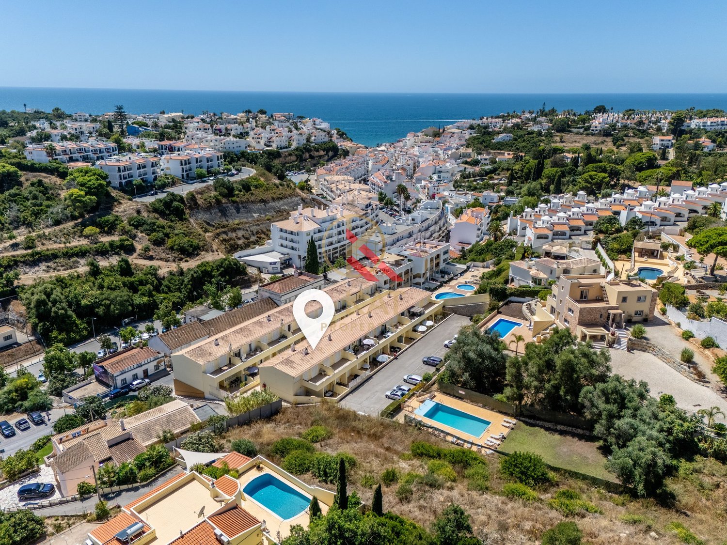 Apartamento T1+2 com Piscina e Terraços no Centro de Carvoeiro, a Poucos Passos da Praia