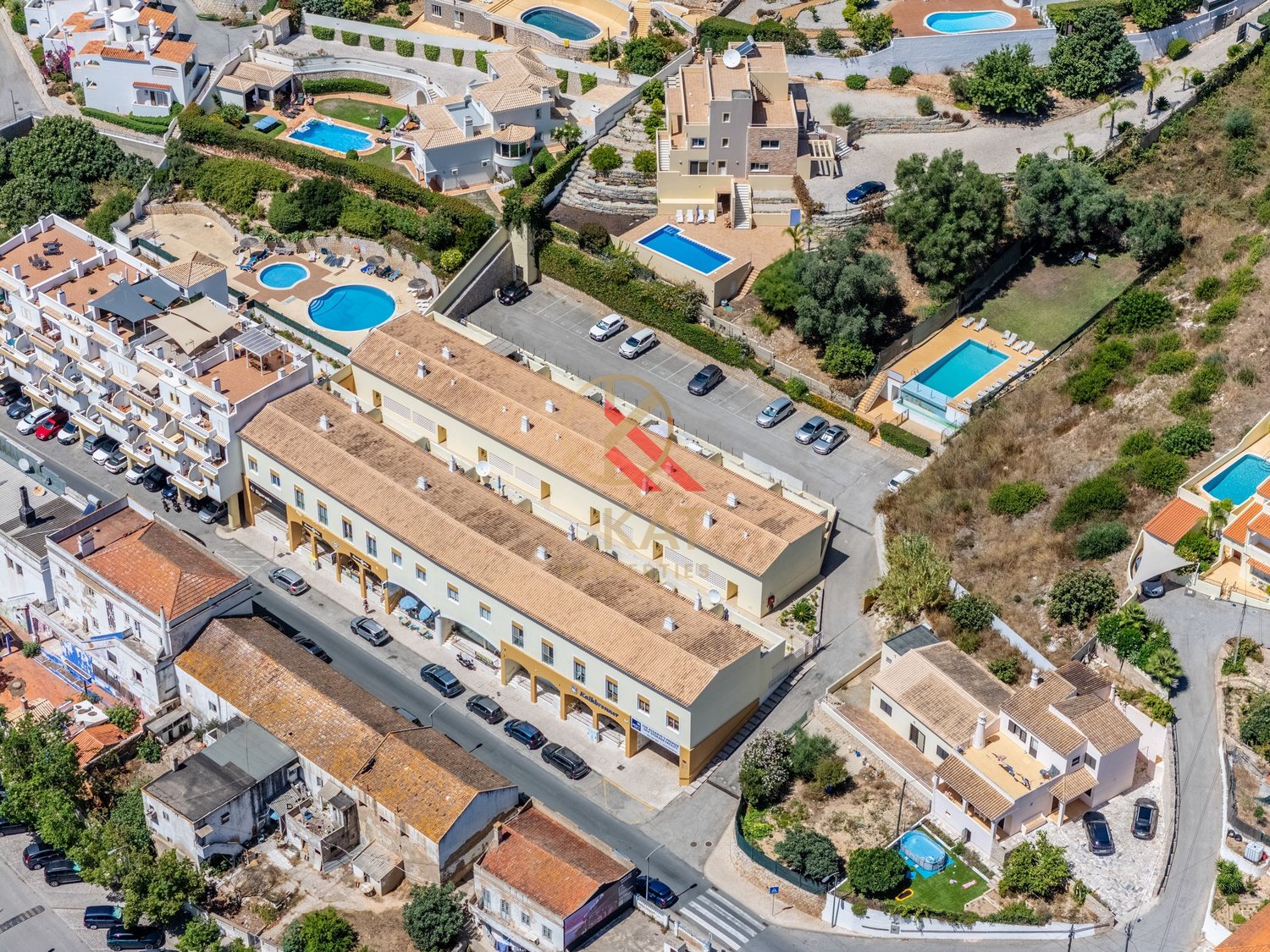Apartamento T1+2 com Piscina e Terraços no Centro de Carvoeiro, a Poucos Passos da Praia