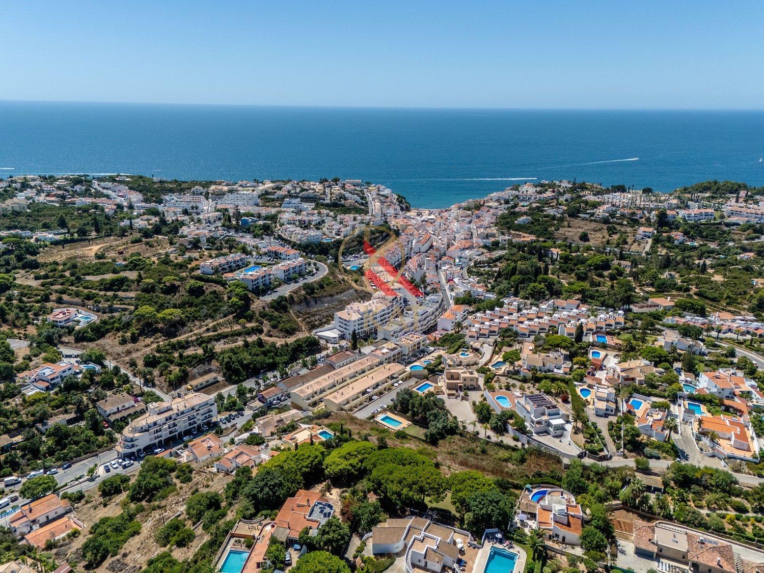 Apartamento T1+2 com Piscina e Terraços no Centro de Carvoeiro, a Poucos Passos da Praia