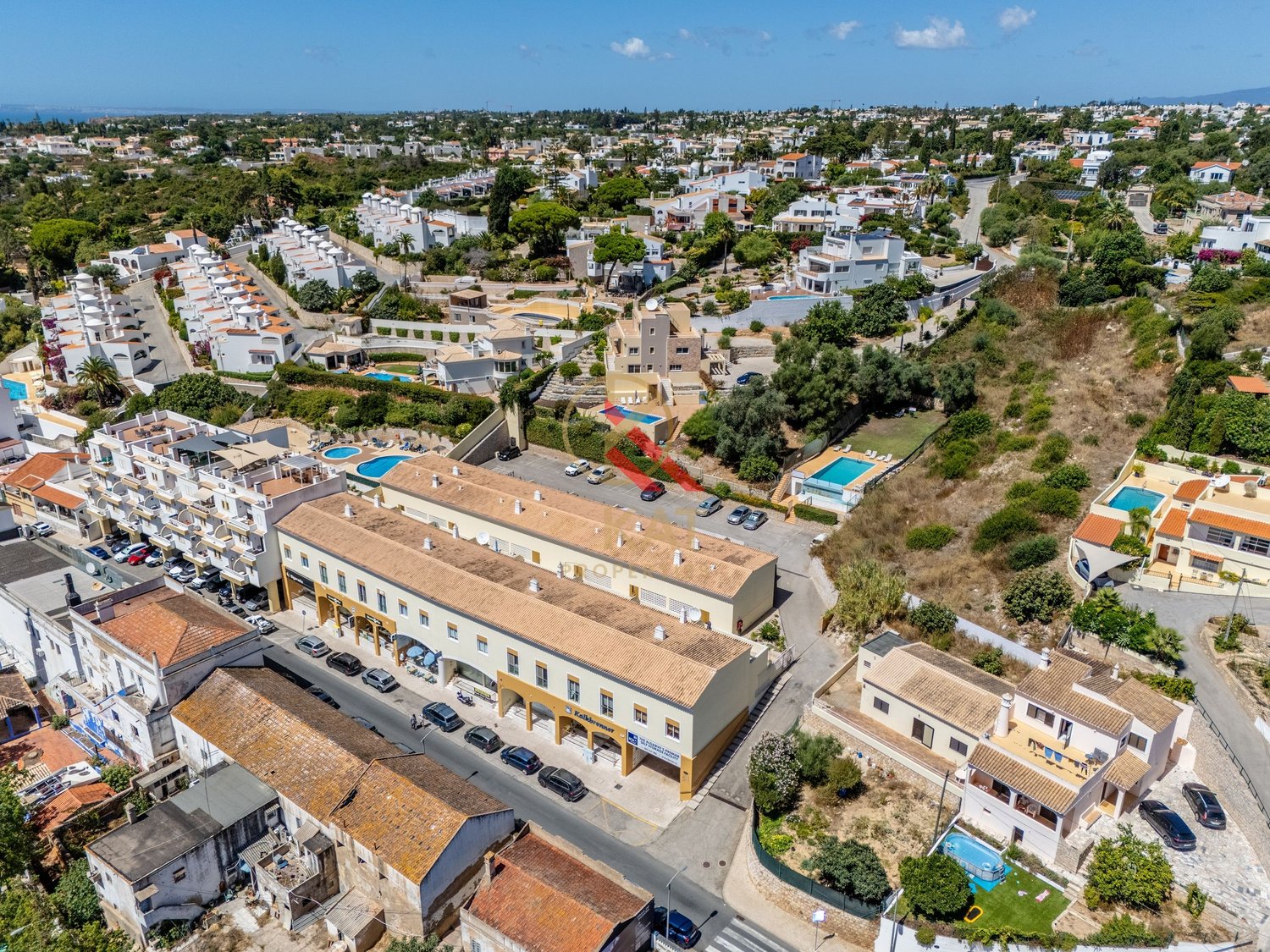 Apartamento T1+2 com Piscina e Terraços no Centro de Carvoeiro, a Poucos Passos da Praia