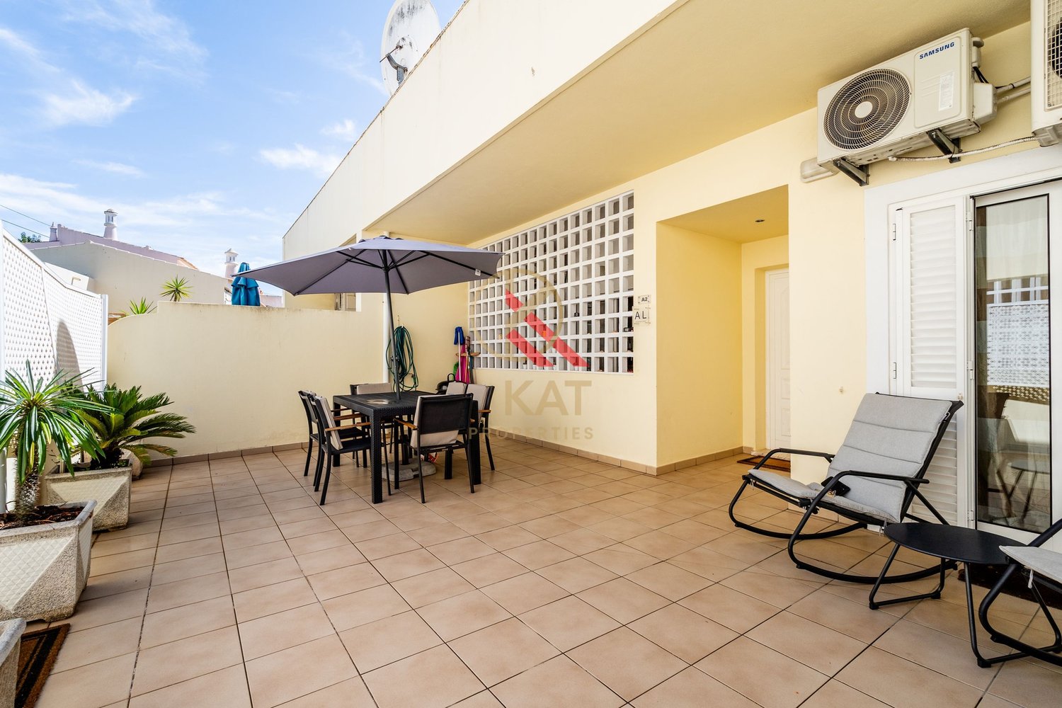 Apartamento T1+2 com Piscina e Terraços no Centro de Carvoeiro, a Poucos Passos da Praia