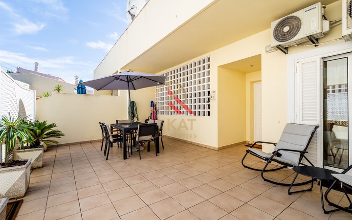 Apartamento T1+2 com Piscina e Terraços no Centro de Carvoeiro, a Poucos Passos da Praia